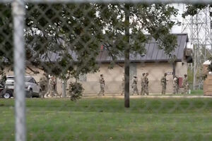 Tropas da Guarda Nacional instalam-se em centro militar perto de Chicago 