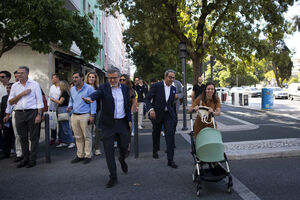 Afonso Costa (à esq.) na arruada do Areeiro, no dia 2