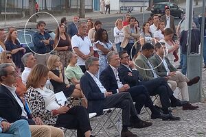 Os dois (assinalados com círculo branco) na ação de campanha em São Domingos de Benfica