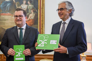 Ministro das Finanças entrega proposta do Orçamento do Estado para 2026