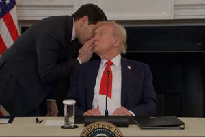A nota e o sussurro ao ouvido de Trump que antecederam o anúncio de cessar-fogo em Gaza  