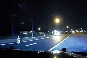 Polícia salva criança no meio de uma autoestrada na Flórida  