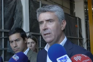 José Luís Carneiro diz que foi informado da decisão de Pedro Nuno Santos de suspender mandato de deputado