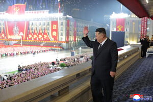 Kim Jong-un acena num desfile militar em Pyongyang