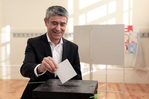 José Luís Carneiro vota nas eleições autárquicas no Porto