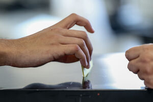 Voto depositado na urna durante ato eleitoral