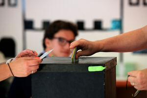 Voto em urna durante ato eleitoral