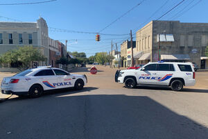 Tiroteios em Leland, Mississípi, resultam em vítimas durante festividades escolares