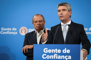 José Luís Carneiro discursa com Carlos César ao lado após as autárquicas