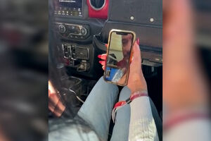 “Vocês estão a voltar para casa”: momento em que mãe do refém israelita libertado, Matan Zangauker, fala com o filho ao telefone