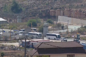 Autocarros com prisioneiros palestinianos libertados deixam prisão de Ofer na Cisjordânia 