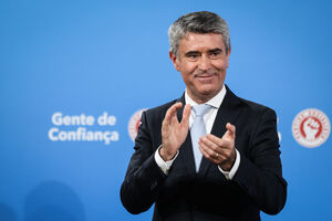 Depois de uma hecatombe nas legislativas, em que elegeu menos que o Chega, Carneiro assume recuperação do partido