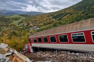 As imagens dos destroços provocados pela colisão entre comboios na Eslováquia 