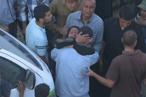 Emoção no momento em que palestinianos se reencontram na Faixa de Gaza  