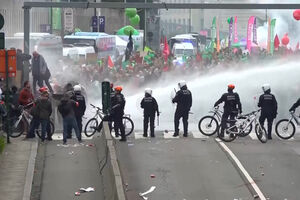 Polícia belga usa canhões de água para dispersar manifestantes