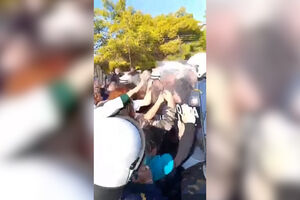 Confrontos entre médicos e polícias durante visita do primeiro-ministro a hospital em Atenas