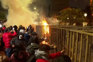 Arremesso de pedras e engenhos pirotécnicos durante confrontos entre jovens manifestantes e polícia no Peru   