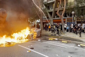 Vidros partidos e caixotes de lixo incendiados: Confrontos violentos em Barcelona durante protestos de apoio à Palestina