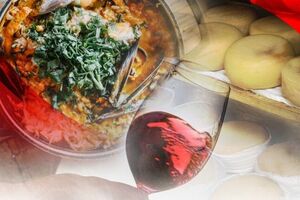Uma refeição com arroz, marisco, vinho e queijo para degustar