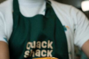 Quack Shack apresenta hambúrguer ousado de pato, inovação do chef Rodrigo Castelo em Alvalade, Lisboa
