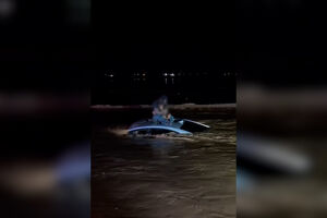 Pai e bebé resgatados de carro preso nas cheias no Arizona  