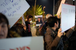 Protesto pede a libertação do Dr. Hussam Abu Safiya em Gaza