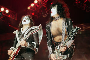Ace Frehley, guitarrista dos Kiss, recordado em palco
