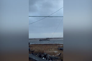 Casa vista a ‘navegar’ após passagem do tufão Halong no Alasca