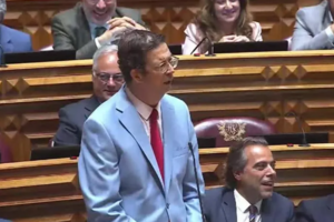 Gonçalo Capitão, deputado do PSD, critica o Chega no Parlamento com tom humorístico