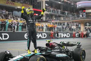 Lewis Hamilton vende coleção de carros de luxo por 15 milhões de euros