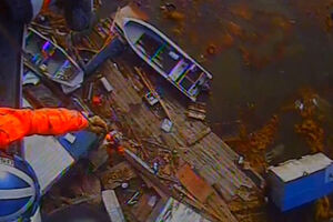 Guarda costeira transporta pessoas de helicóptero no Alasca após inundações causadas pelo tufão Halong