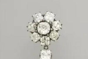 Broche com diamantes, com design floral e elementos geométricos