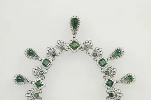 Colar elegante com pedras verdes e brilhantes