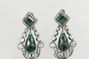 Um par de brincos com esmeraldas e diamantes