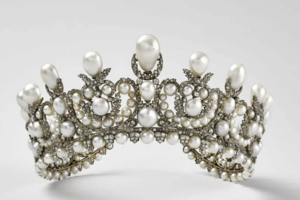 Coroa de pérolas e diamantes