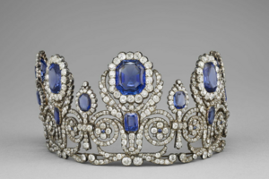 Coroa com safiras e diamantes em exibição