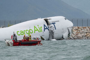 Avião de carga sai da pista e mata dois trabalhadores no aeroporto de Hong Kong