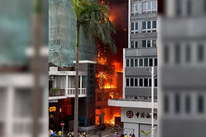 Incêndio em arranha-céus deixa quatro feridos no centro de Hong Kong
