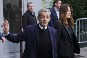 Nicolas Sarkozy chega à prisão de La Santé, em Paris, para cumprir pena