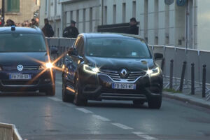 O momento em que Sarkozy chega à prisão de La Santé