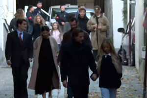 Filhos de Sarkozy juntam-se a apoiantes do pai antes da partida do ex-presidente francês para a prisão