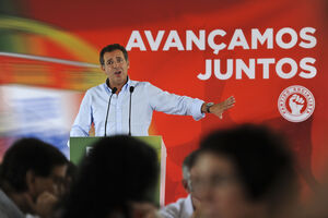 António José Seguro discursa com o slogan "Avançamos Juntos", em Lisboa