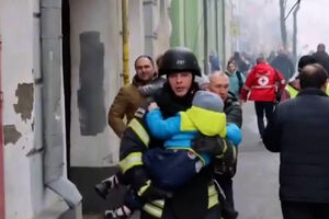 Crianças retiradas de jardim de infância atingido por ataque russo em Kharkiv 