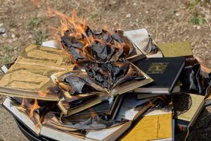 A peça aborda - tal como a distopia "Fahrenheit 451", de Ray Bradbury - o ódio dos movimentos extremistas à informação, aos factos e à cultura