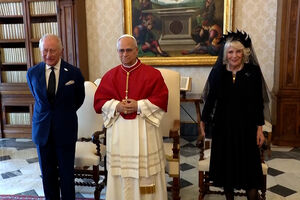 Rei Carlos III e rainha Camila rezam com o Papa Leão XIV no Vaticano em momento histórico   