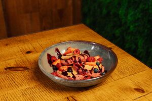 Prato com panquecas, morangos, framboesas, mirtilos e calda