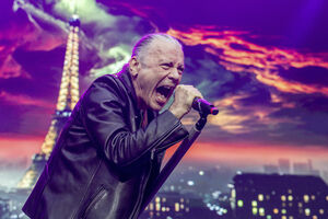 Bruce Dickinson, vocalista da banda, escreveu o posfácio da obra
