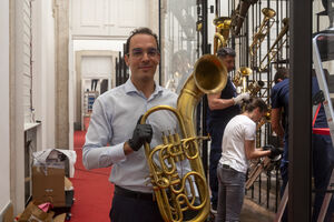 O diretor Edward Ayres de Abreu junto a uma vitrine em montagem