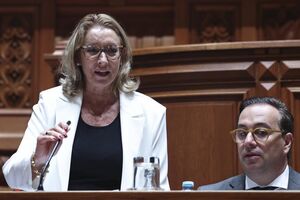 Ministra do Trabalho anuncia salário mínimo de 920 euros no Parlamento