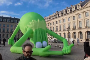 Sapo Cocas gigante rouba as atenções na Art Basel Paris